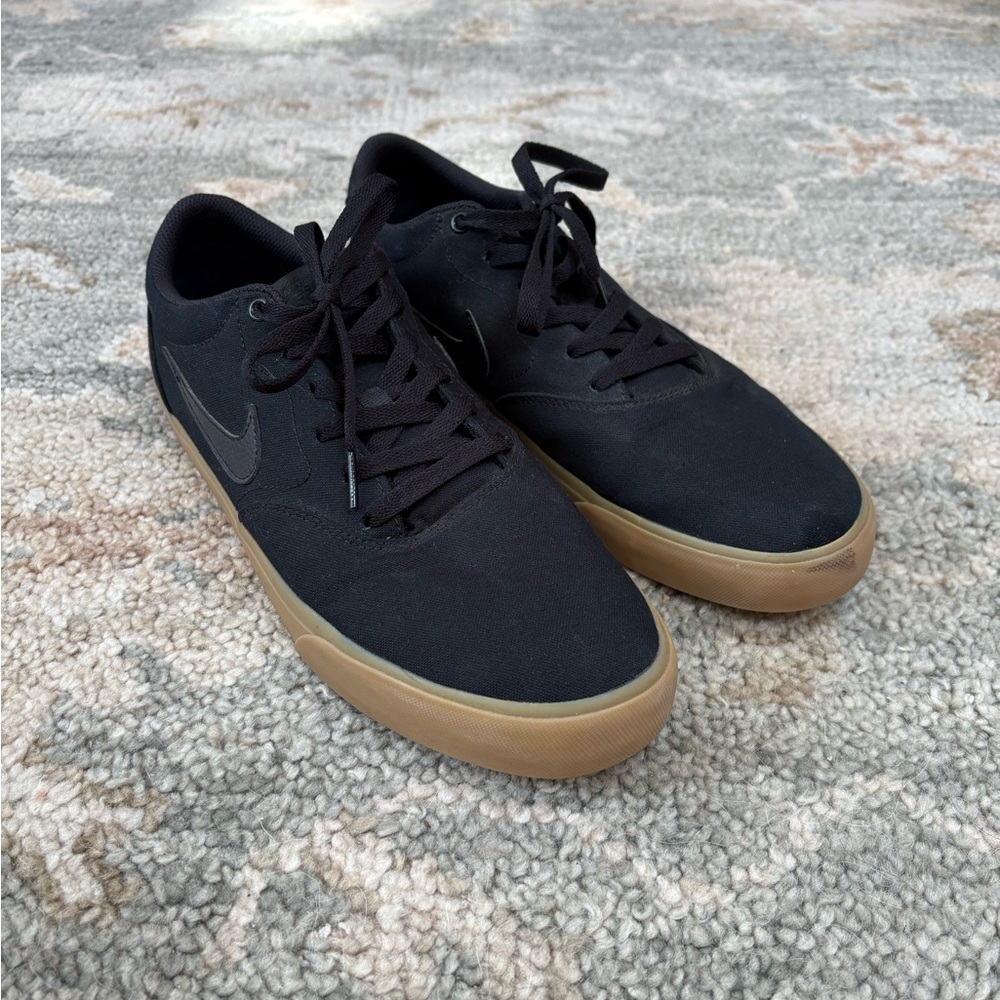 Men’s NIKE SB Charge Sneakers Black with Gum Sole sz.12